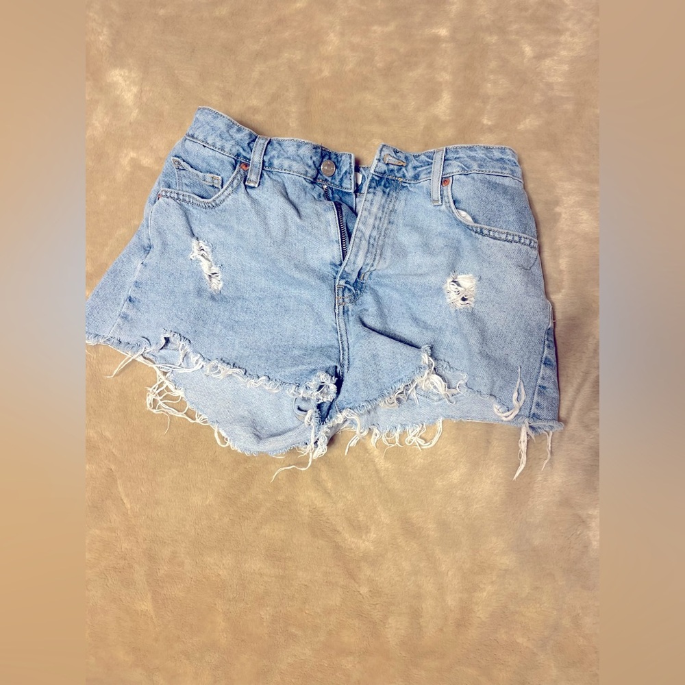 Forever 21 ripped Jean shorts size 27